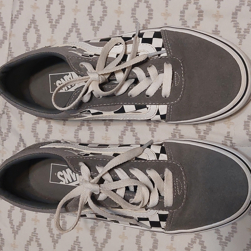 Vans Kids Shoes gray and white color Size 5 used in good condition.